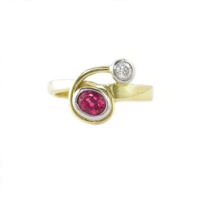 18ct. Yellow Gold Ring set with Spinel and Diamond